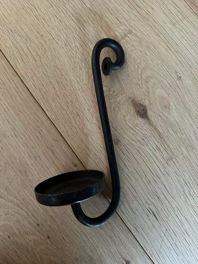 Zwarte metalen kandelaar voor aan de muur, Antiek en Kunst, Ophalen of Verzenden, Overige materialen