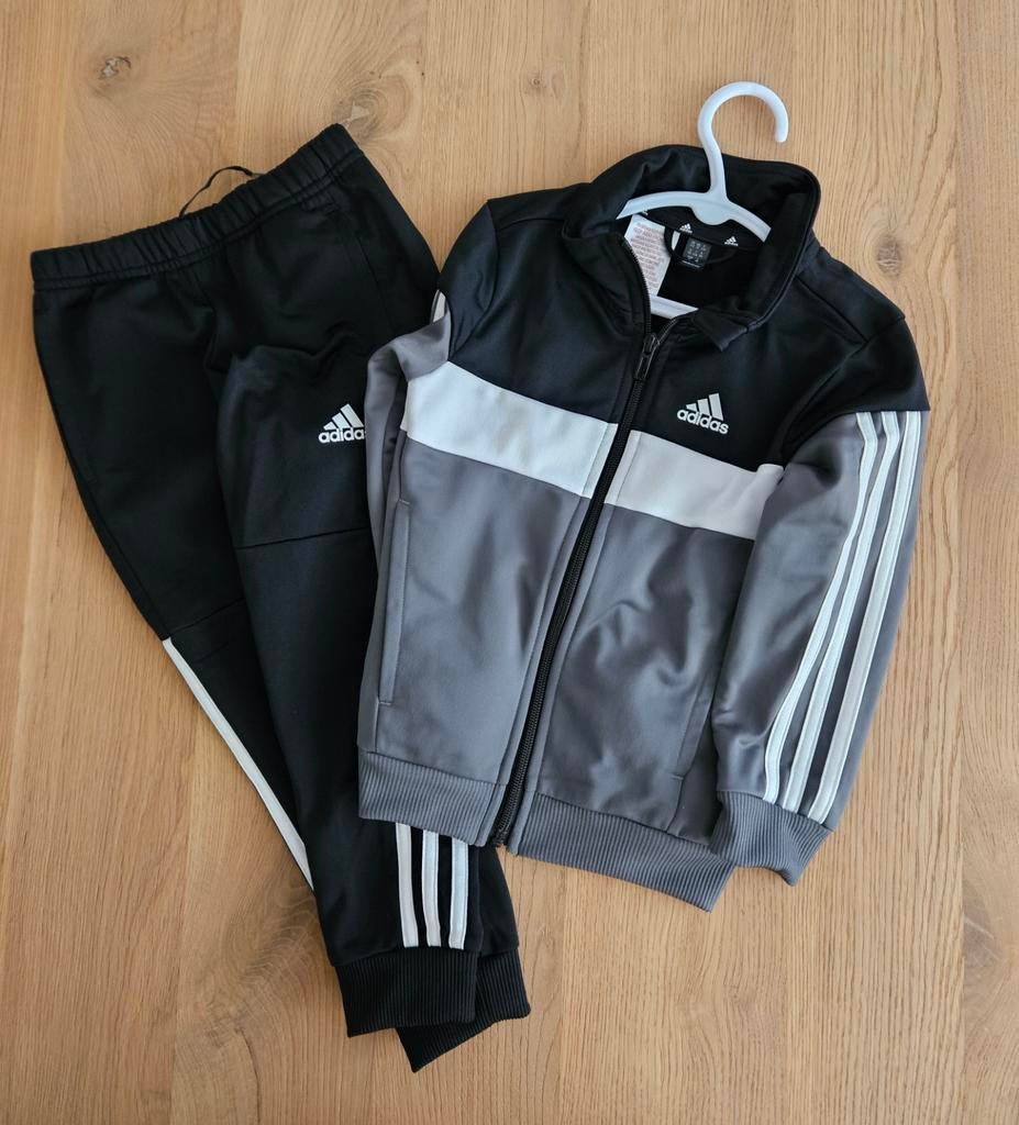 Adidas Trainingspak maat 104 ZGAN, Kinderen en Baby's, Kinderkleding | Maat 104, Ophalen of Verzenden, Zo goed als nieuw, Jongen of Meisje