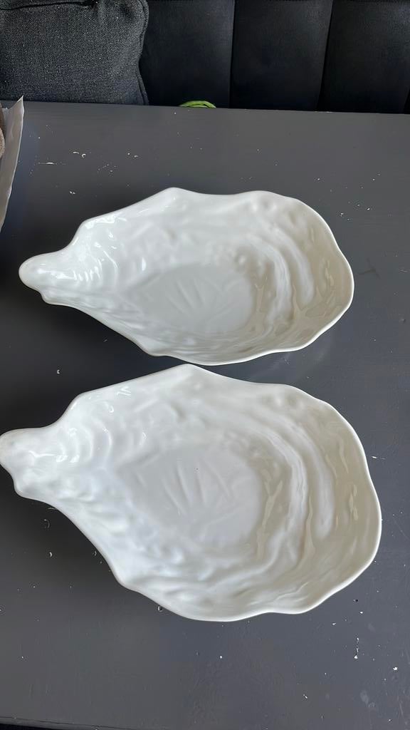 2 witte oester vorm schalen, Ophalen
