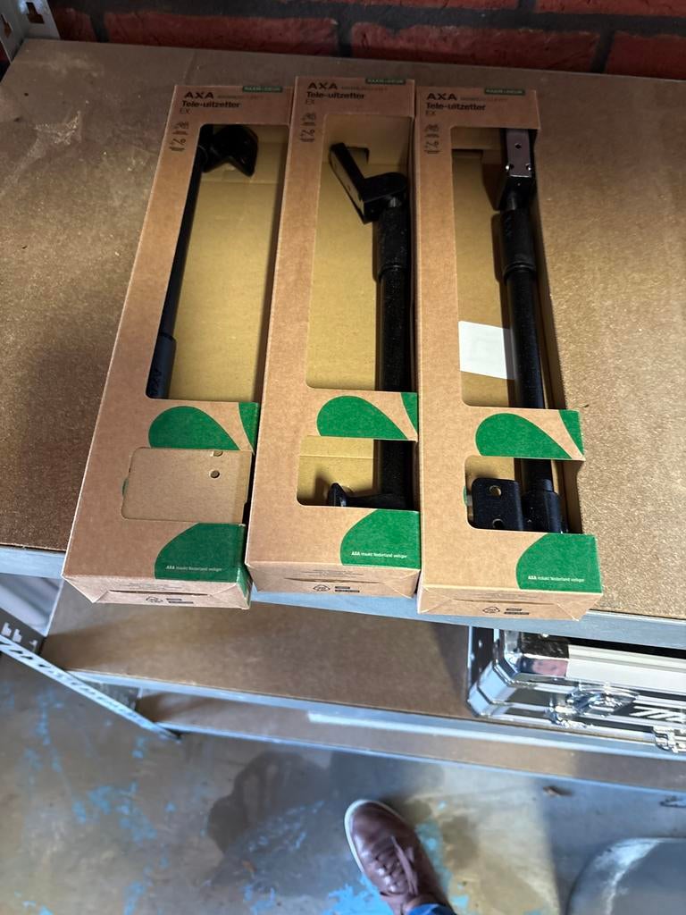 Raamdrangers: AXA Tele-uitzetter 3x, Ophalen of Verzenden, Nieuw, IJzer, Overige typen