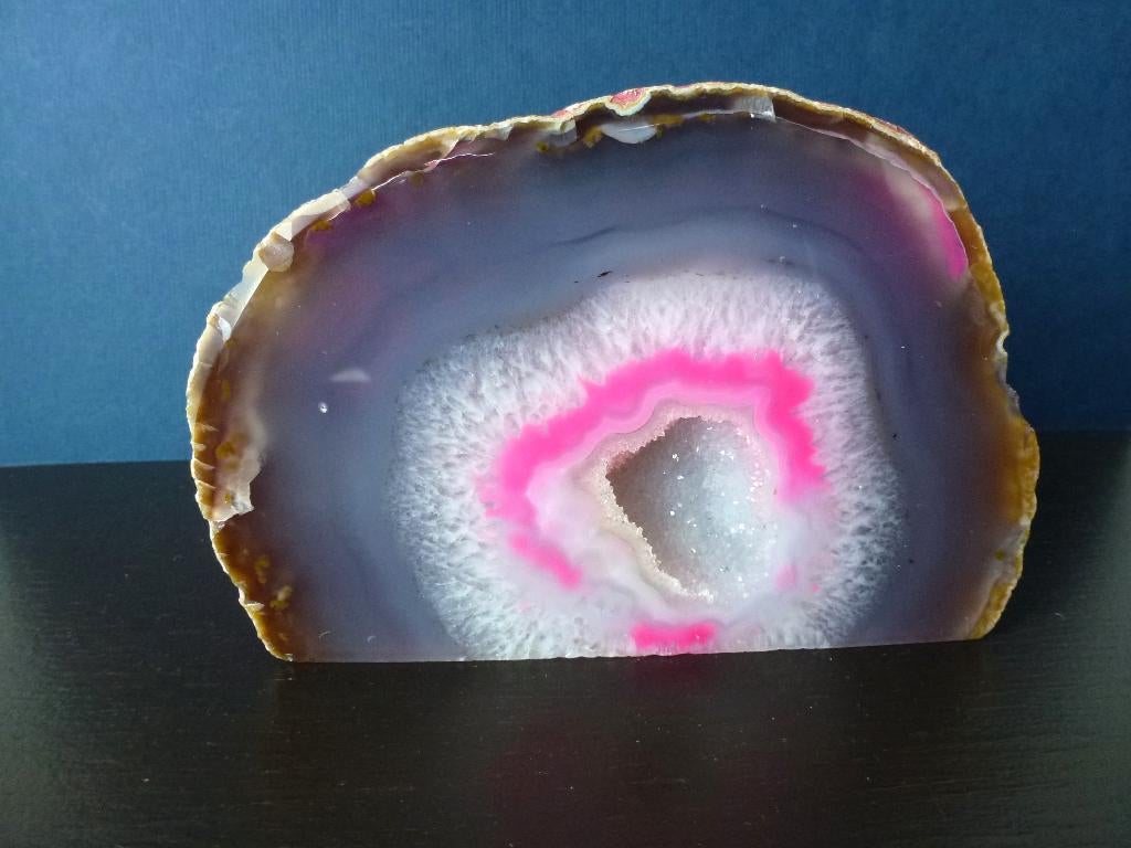 Agaat -geode binnenin lagen chalcedoon met kwartskristallen, Verzamelen, Mineralen en Fossielen, Ophalen of Verzenden, Mineraal