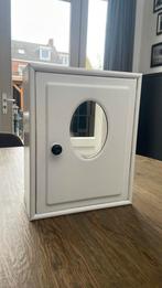 Opgeknapt medicijnen kastje, Verzenden