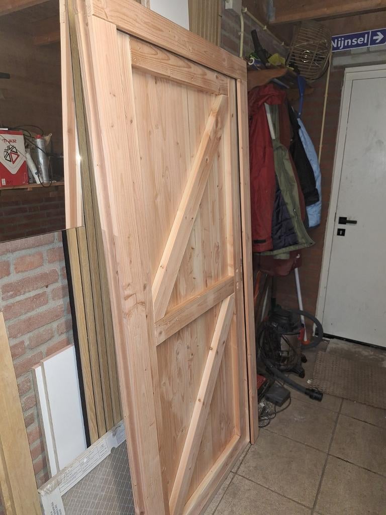 Nieuwe Douglas deur met schade, inclusief kozijn, Doe-het-zelf en Verbouw, Deuren en Horren, Ophalen, 80 tot 100 cm, 215 cm of meer