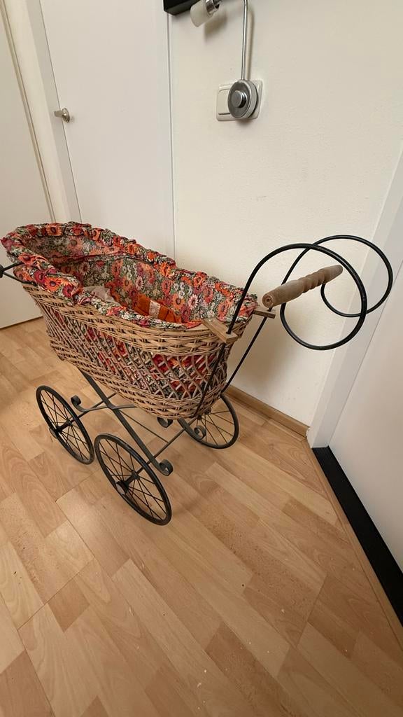 Vintage rotan poppenwagen met bloemenprint, Ophalen, Gebruikt, Overige typen