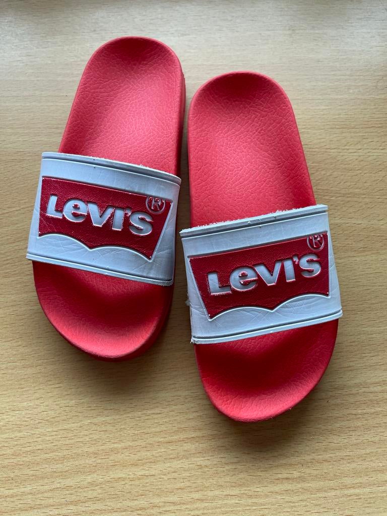Levi's slippers rood maat 31, Ophalen of Verzenden, Gebruikt, Jongen of Meisje, Schoenen