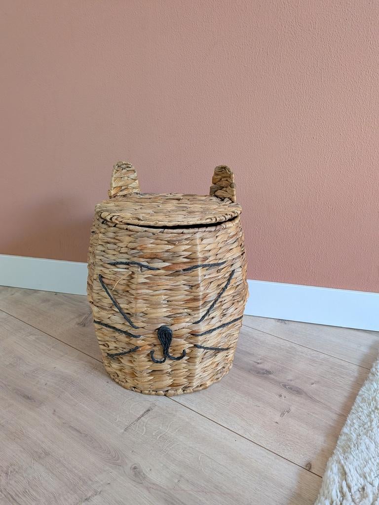 Kwantum Opbergmand Poes - Riet Kattenmand met Deksel, Huis en Inrichting, Woonaccessoires | Schalen en Manden, Ophalen, Gebruikt