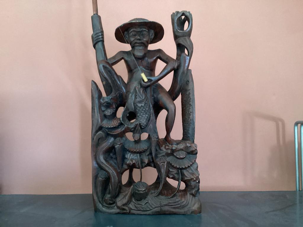 Balinees houtsnijwerk: Visser met hengel, perfecte staat, Antiek en Kunst, Houtsnijwerk, Handgemaakt, Hout, Bruin