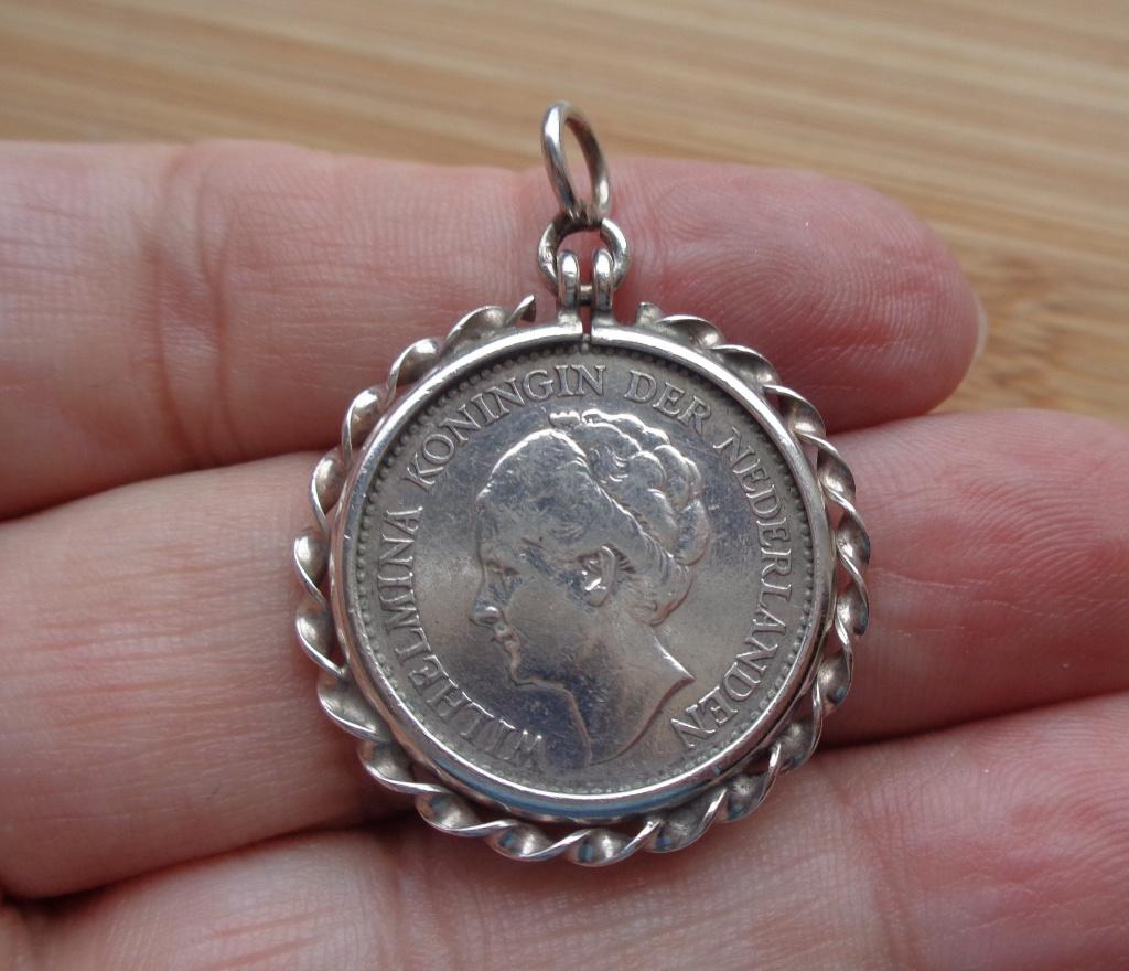 zilveren hanger 1/2 gulden in krans [617], Verzenden, Zilver, Hanger