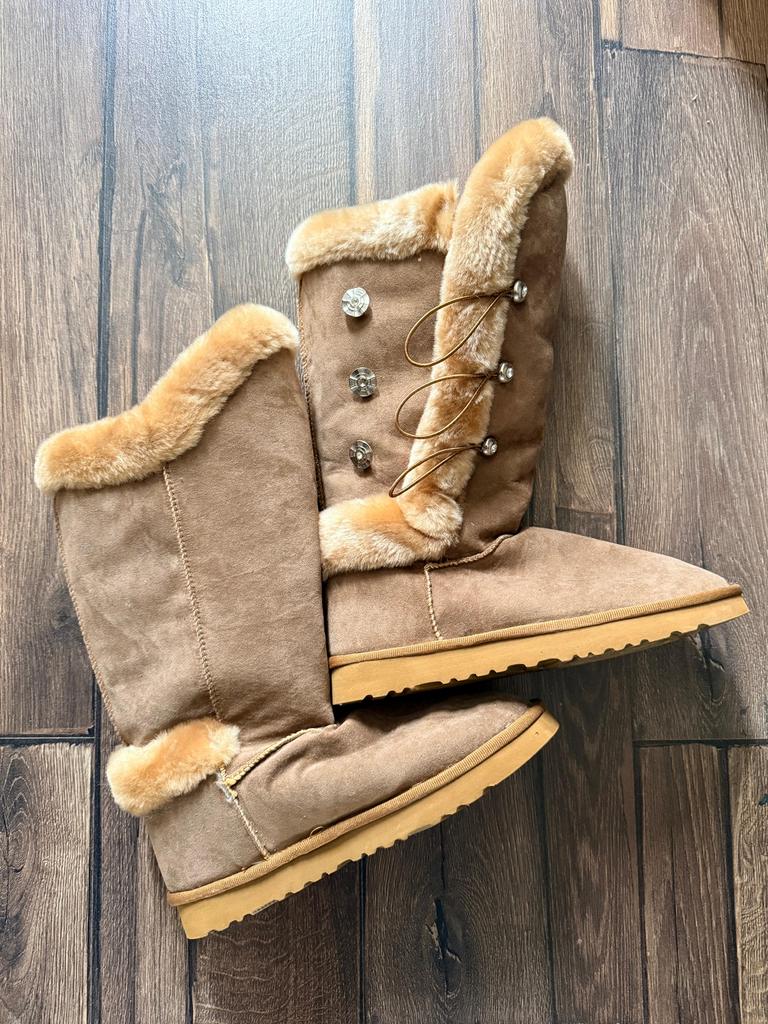 Warme gevoerde winterlaarzen (UGG-stijl) met knopen Maat 38, Ophalen, Hoge laarzen, Bruin, Nieuw