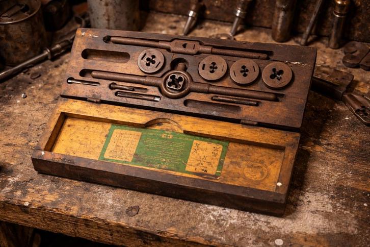 Antiek Voor Oorlogs Tapset in Houten Doos, Antiek en Kunst, Antiek | Gereedschap en Instrumenten, Ophalen of Verzenden