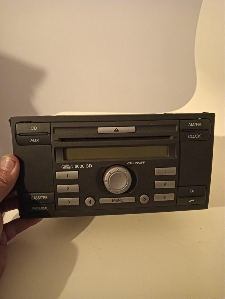 Mooie autoradio model kw2000 met cd voor Ford Focus, Ophalen, Zo goed als nieuw