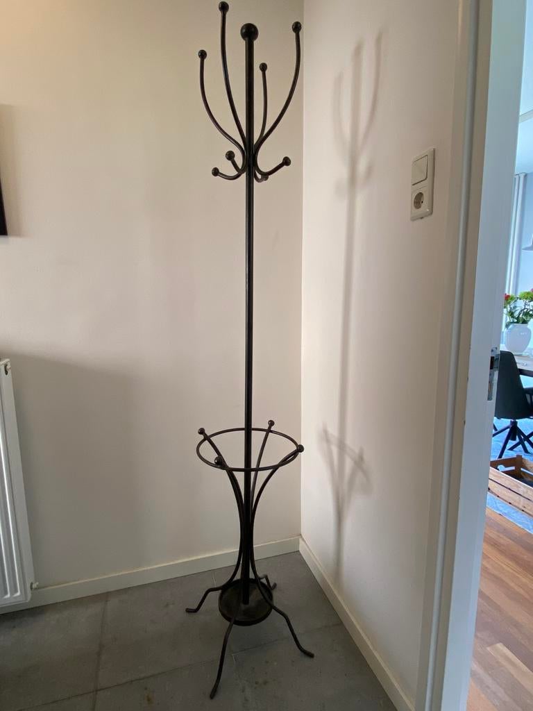 Staande zwart ijzeren Kapstok met parapluhouder, Huis en Inrichting, Woonaccessoires | Kapstokken, Ophalen, Zo goed als nieuw