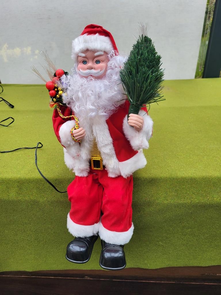 Bewegende Kerstman zittend 40 cm hoog werkt op stroom, Ophalen of Verzenden, Gebruikt