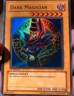 Yu-Gi-Oh! Dark Magician SYE 1st Edition Old US Print !, Ophalen of Verzenden, Zo goed als nieuw, Losse kaart, Foil