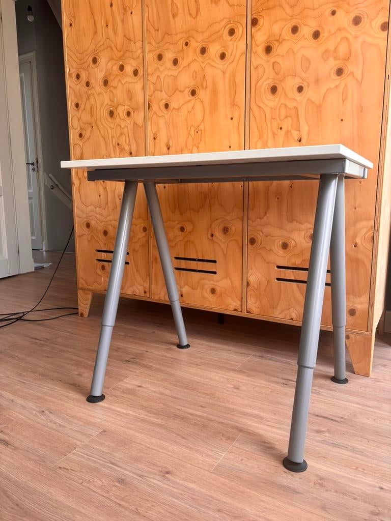 Ikea bureau in hoogte verstelbaar (draaipoot), Overige stijlen, Overige typen, In hoogte verstelbaar, Ophalen of Verzenden