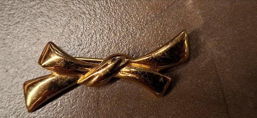Vintage Monet Kleine Broche - Gouden Strik Design, Sieraden, Tassen en Uiterlijk, Broches, Overige materialen, Gebruikt, Minder dan 4 cm