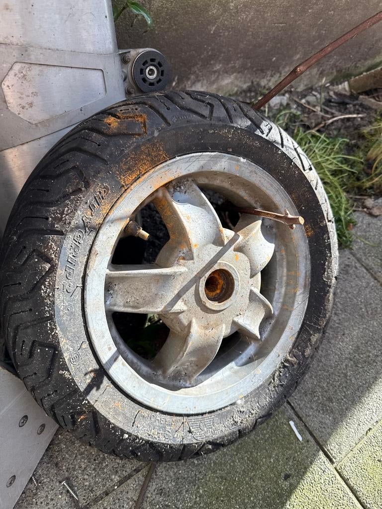 Vespa velg met band 35€, Ophalen of Verzenden, Gebruikt, Overige typen, Vespa
