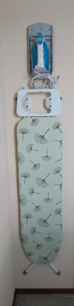 Strijkplank en strijkijzer met handig opbergsysteem, Ophalen, Zo goed als nieuw, Strijkijzer met snoer