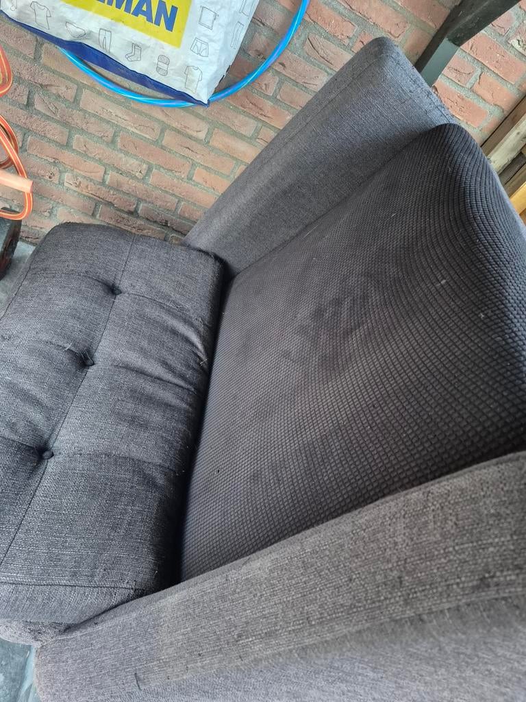 Donkergrijze 1,5 zits bank, Huis en Inrichting, Banken | Bankstellen, Ophalen