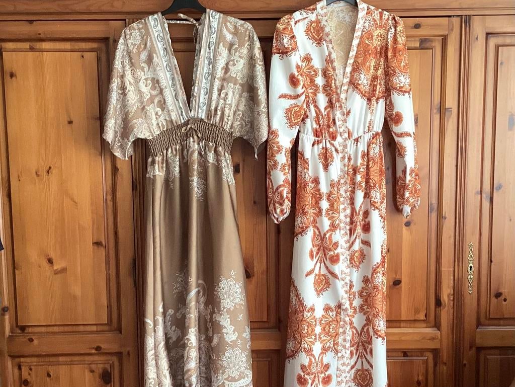 2 lange jurken,1 aan de achterkant open, 1 met knoopsluiting, Ophalen of Verzenden, Gedragen, Bruin, Onder de knie