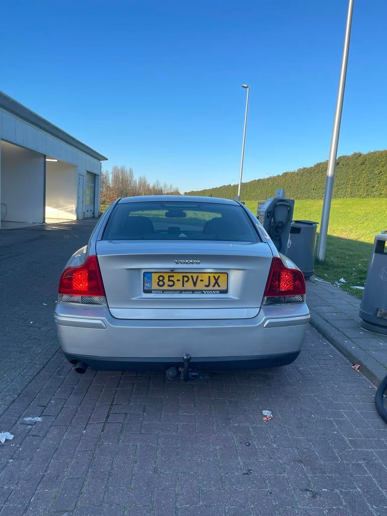 Volvo S60 2.4 140PK AUT 2005 Grijs, Auto's, Volvo, S60, Benzine, E, Sedan, Automaat, Origineel Nederlands, Zilver of Grijs, Voorwielaandrijving