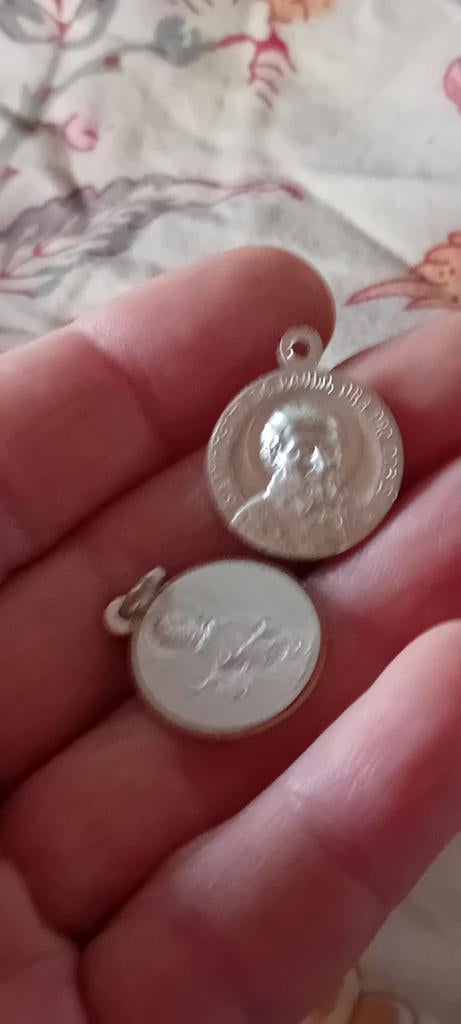 Twee religieuze medailles, zilverkleurig, Ophalen of Verzenden