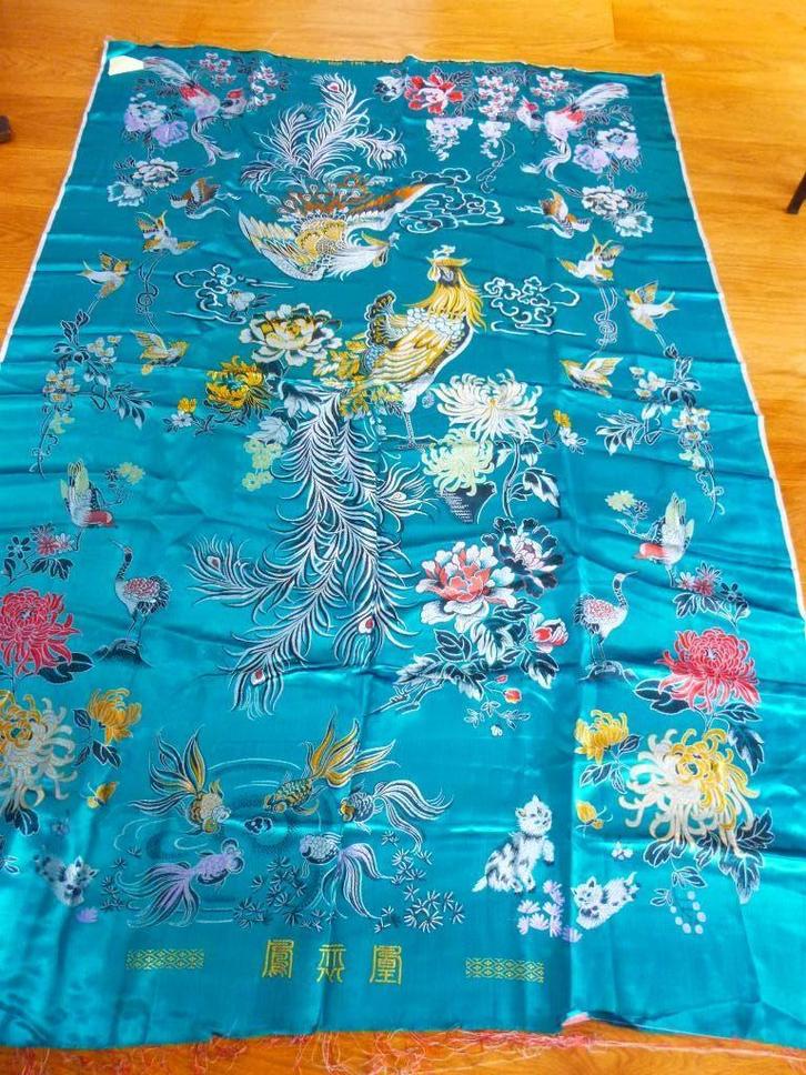Chinees kleed in zware satijn stof geborduurd, nieuw 2x, Antiek en Kunst, Antiek | Kleden en Textiel, Verzenden
