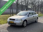 Opel Astra 1.6 GL*DISTRIBUTIE VERV.*TREKHAAK*APK 09/26, Auto's, Opel, Stof, Zwart, 4 cilinders, Bedrijf