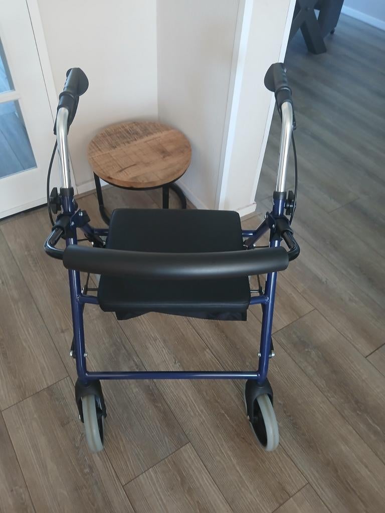 Te koop aangeboden:nieuwe rollator, Ophalen of Verzenden
