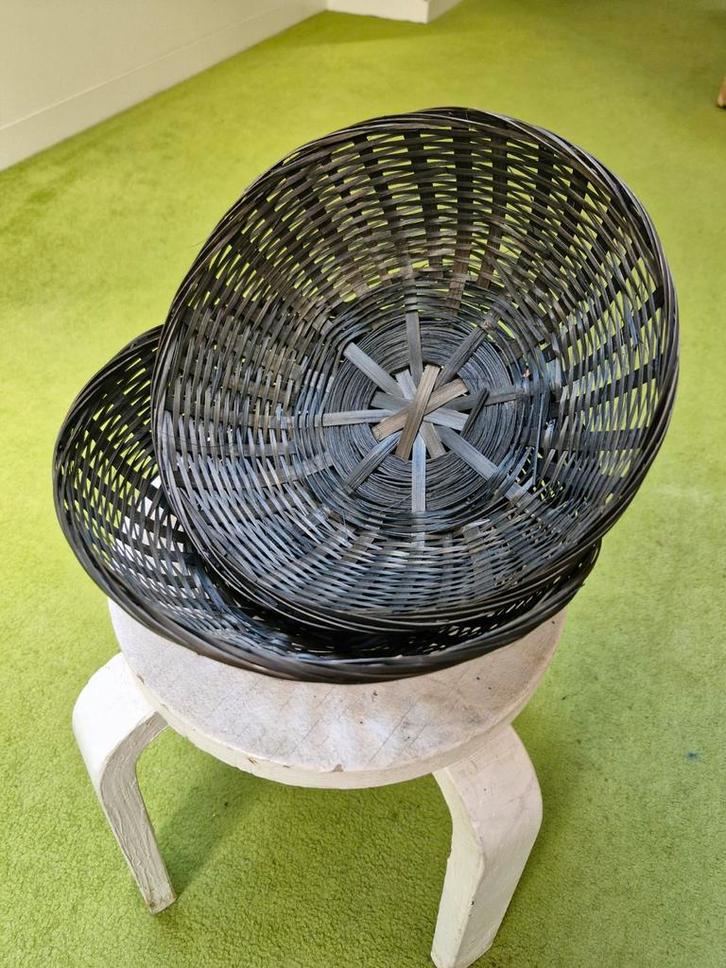 2 rieten broodmandjes, zwart, Ø 25 cm, Huis en Inrichting, Woonaccessoires | Schalen en Manden, Zo goed als nieuw, Mand, Rond