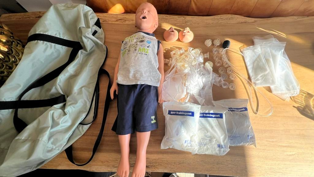 Simulaids reanimatiepop kind compleet in transporttas, Ophalen of Verzenden, Zo goed als nieuw, Boek, Overige typen