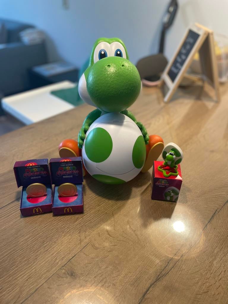 Yoshi Fan Set! Popcorn Bucket + Figure + 2 Mario Munten, Verzamelen, Film en Tv, Zo goed als nieuw, Actiefiguur of Pop, Ophalen of Verzenden