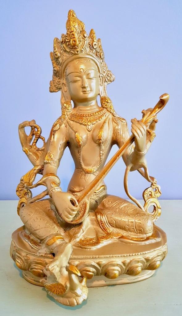 SARASVATI BEELD BRONS 31 CM, Ophalen of Verzenden, Nieuw, Beeld(je), Hindoeïsme