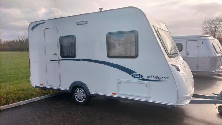 Caravelair Allegra 400 - Bouwjaar 2012, Caravans en Kamperen, Caravans, Particulier, tot en met 4, 750 - 1000 kg, Treinzit, Caravelair