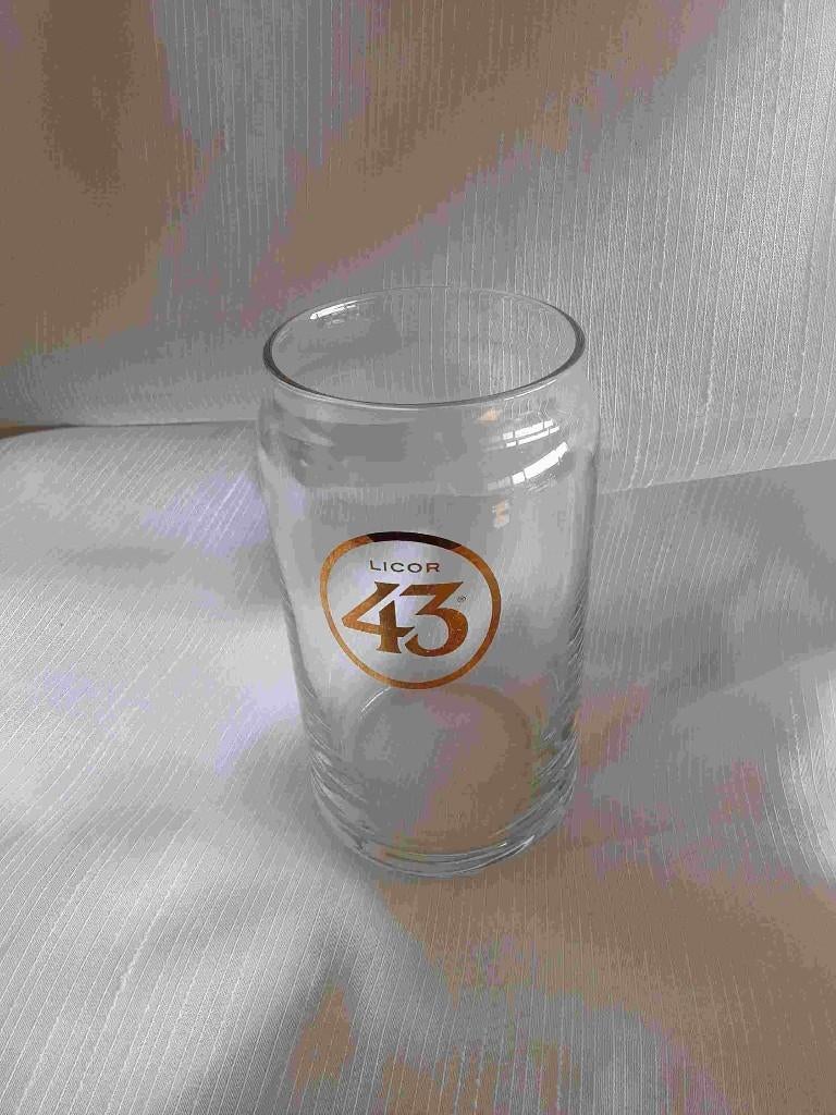 CUARENTA Y TRES LICOR 43 glas met gouden logo, Ophalen of Verzenden, Zo goed als nieuw, Borrel- of Shotglas