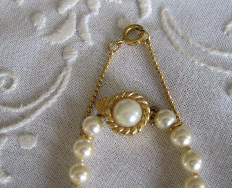 Vintage parelketting met goudkleurig veiligheidsslotje, Ophalen of Verzenden, Zo goed als nieuw, Overige kleuren, Overige materialen