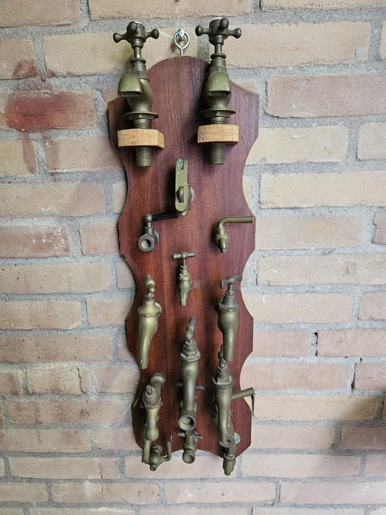 Decoratieve kranen op houten plank - Vintage stijl, Antiek en Kunst, Antiek | Overige Antiek, Ophalen of Verzenden