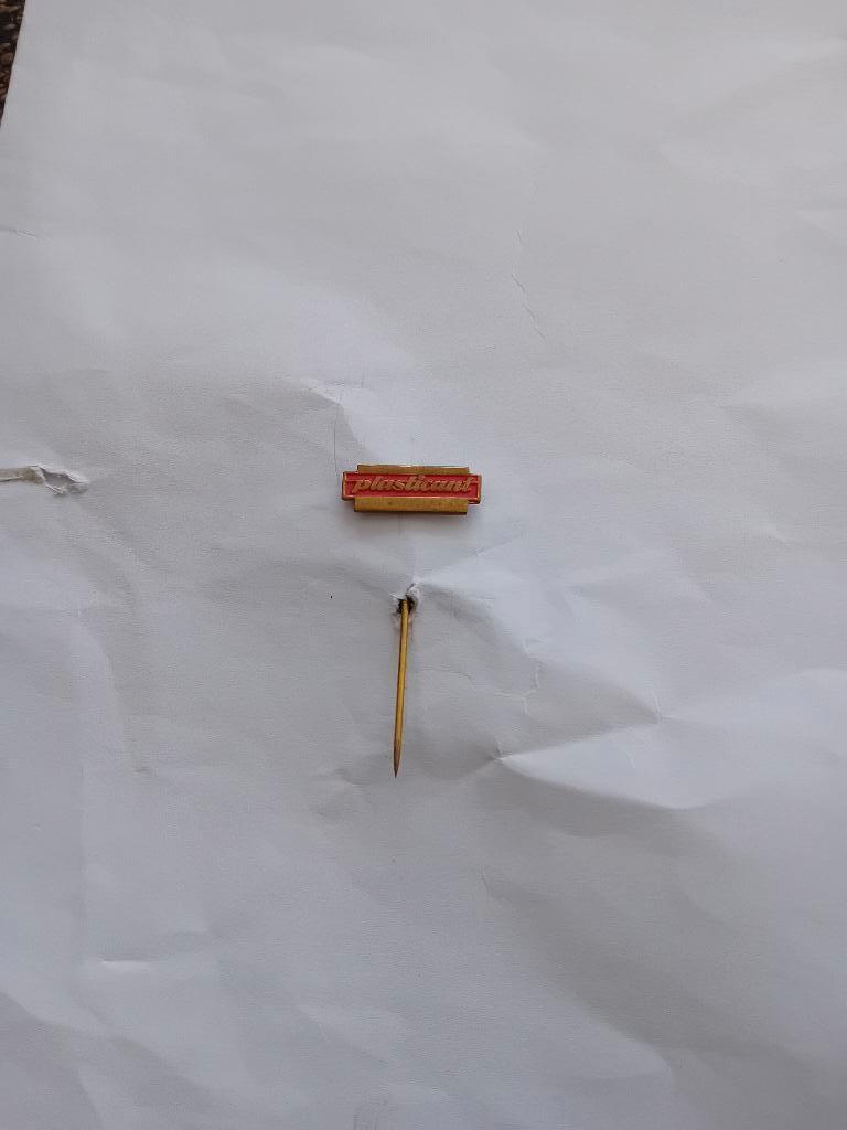 Pin - Plasticant, Ophalen of Verzenden, Zo goed als nieuw, Merk, Speldje of Pin
