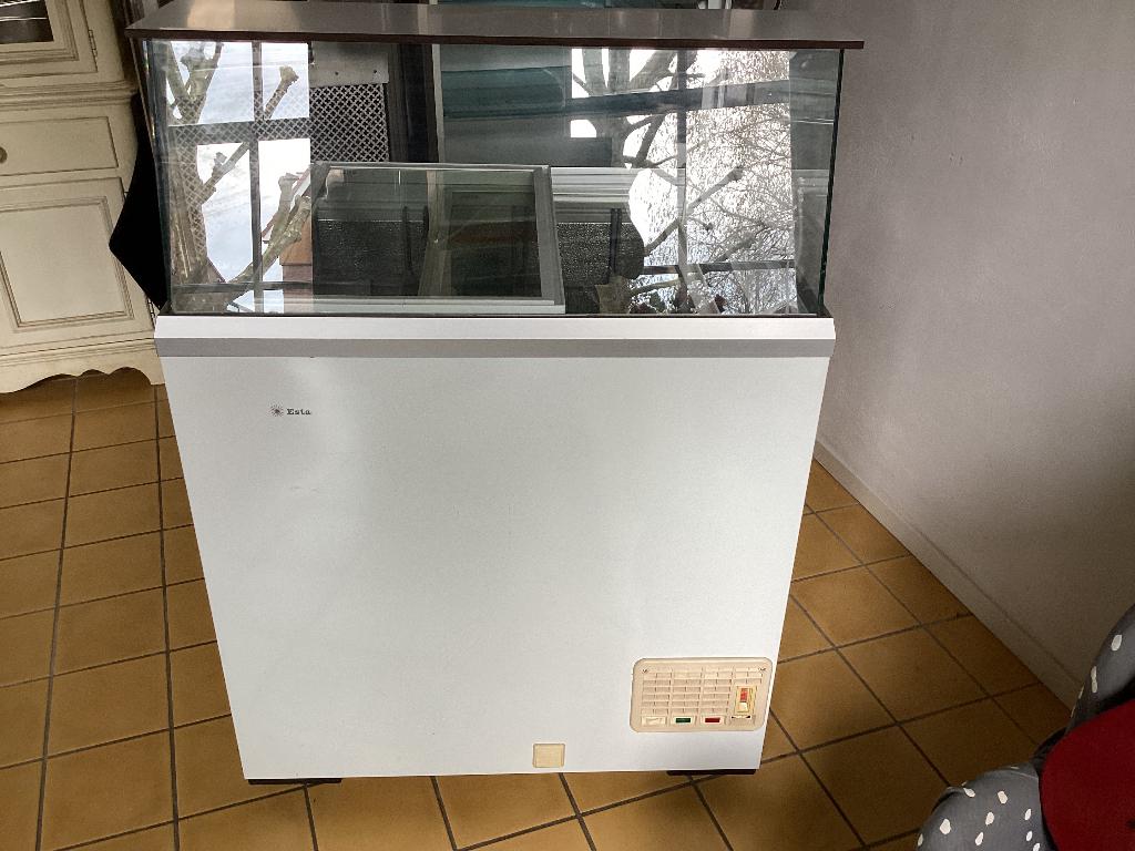 IJsvitrine, Ophalen, Koelen en Vriezen