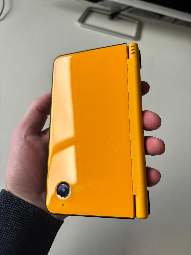 Nintendo DSi XL Yellow/ Geel, Spelcomputers en Games, Spelcomputers | Nintendo DS, Ophalen of Verzenden, Gebruikt, Geel, Dsi XL