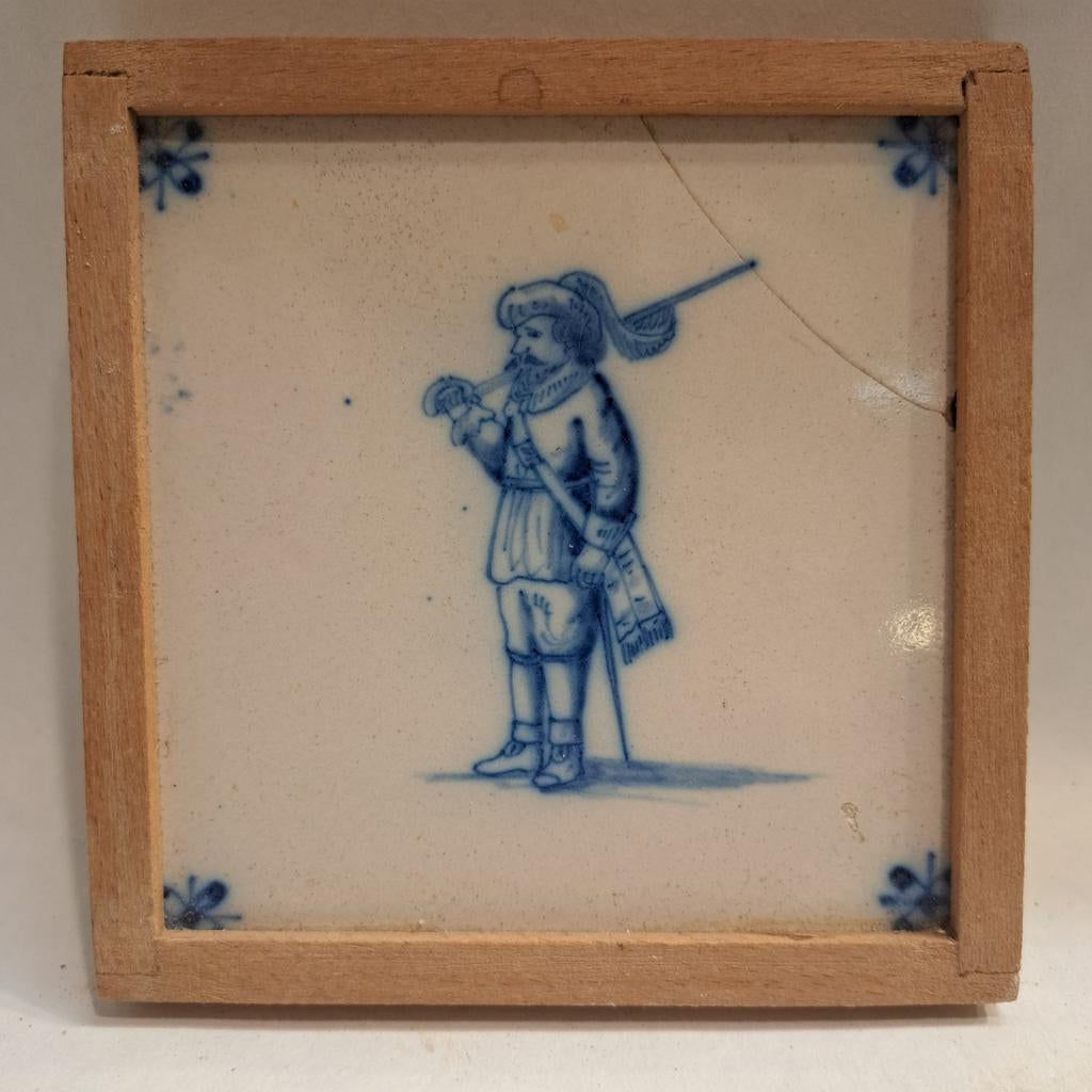 Antieke Delfts Blauwe Tegel met Soldaat in Houten Lijst, Antiek en Kunst, Antiek | Wandborden en Tegels, Ophalen of Verzenden