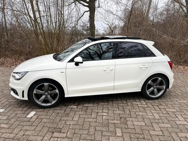 Full options en zeer mooie Audi A1 in zachte witte kleur., Auto's, Audi, Particulier, A1, ABS, Adaptieve lichten, Airbags, Airconditioning