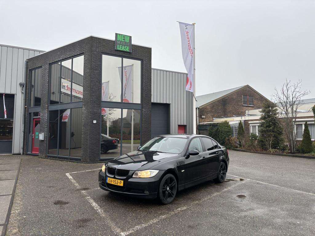 BMW 3 Serie 318i Executive APK tot 13-01-2027 (bj 2006), Auto's, Parkeersensor, 4 cilinders, Zwart, 14 km/l
