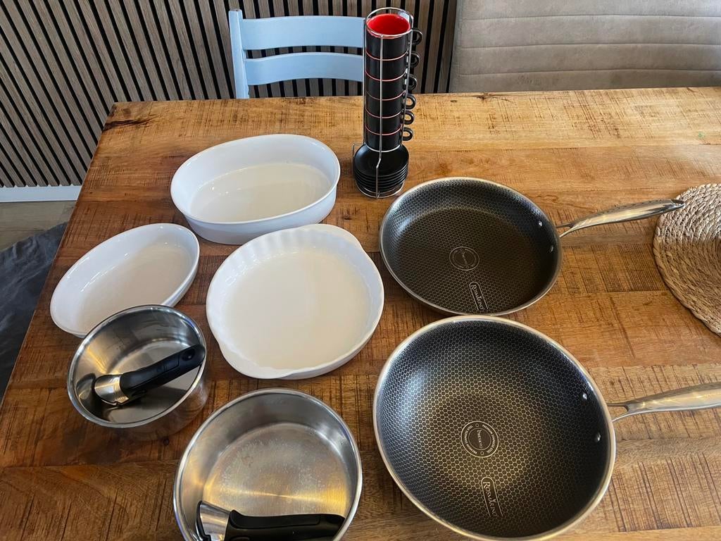 Grote set: pannen, ovenschalen, kopjes, Huis en Inrichting, Keuken | Potten en Pannen, Ophalen, Nieuw, Rvs, Pannenset