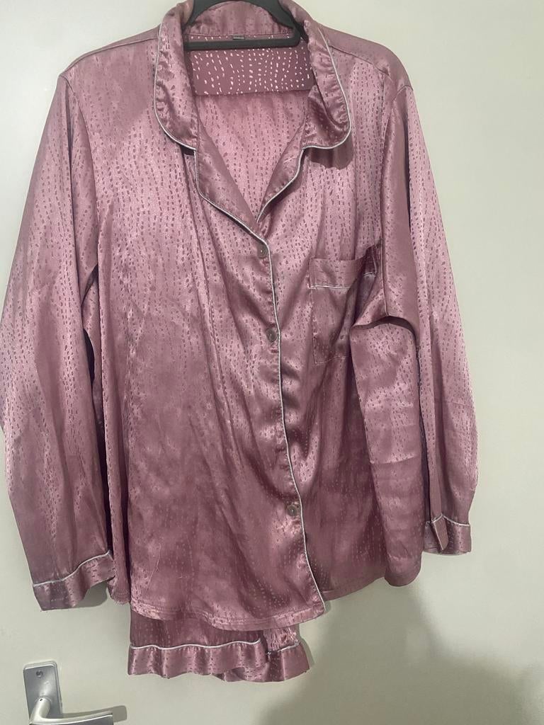 Roze satijnen pyjama 4XL, Ophalen of Verzenden, Gedragen, Maat 46/48 (XL) of groter