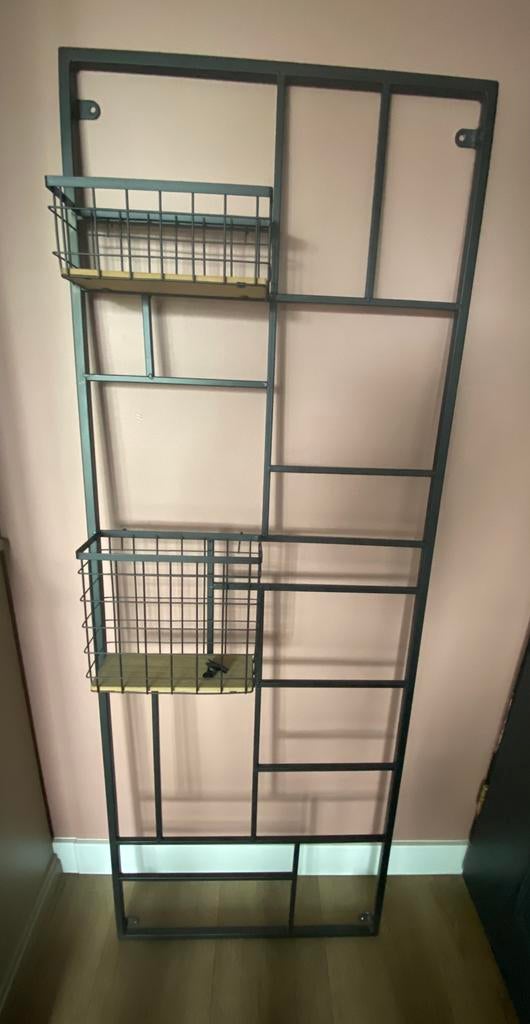 Metalen wandrek zwart met mandjes, Huis en Inrichting, Woonaccessoires | Wandplanken en Boekenplanken, Ophalen, Zo goed als nieuw