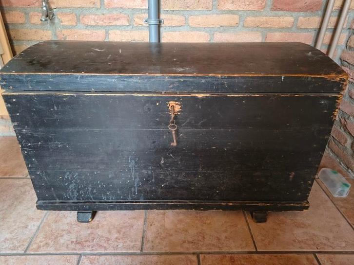 * Hangemaakte oude houten dekenkist zwart geverfd *, Huis en Inrichting, Woonaccessoires | Kisten, Gebruikt, Minder dan 50 cm