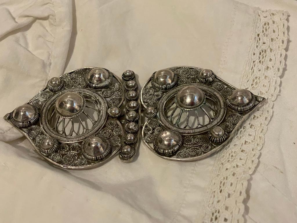 antieke zilveren schortehaak klederdracht dracht filigrain, Ophalen of Verzenden