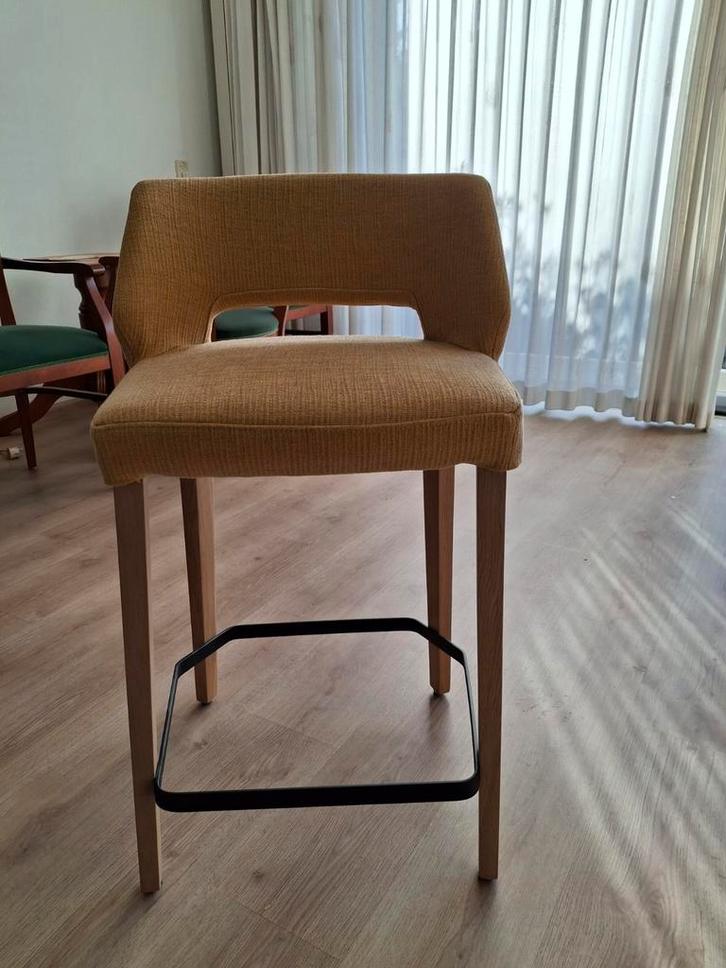 Stijlvolle Mobitec barkruk - Geel met houten poten, Huis en Inrichting, Barkrukken, Zo goed als nieuw, 60 tot 90 cm, Hout, Metaal