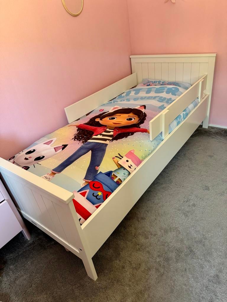Wit kinderbed met bedhekjes, Kinderen en Baby's, Kinderkamer | Bedden, Ophalen, 85 tot 100 cm, Gebruikt, Lattenbodem